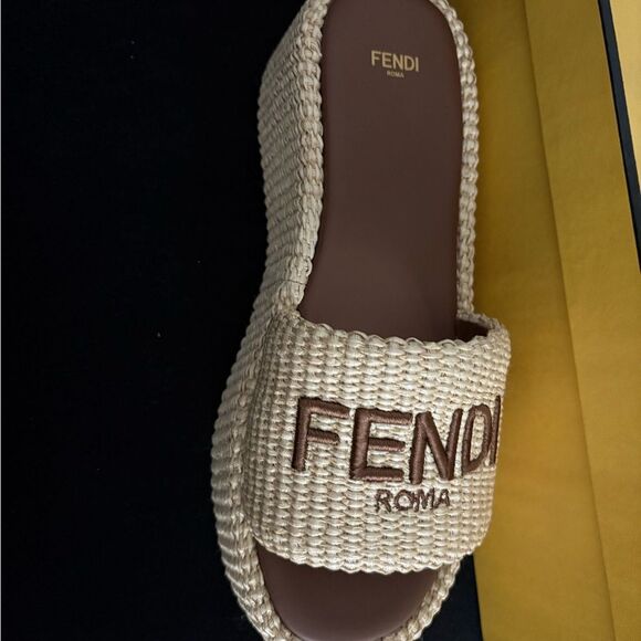 Fendi Sunshine
Beige cotton fiber flatform slides size 10.5 - Picture 1 of 5